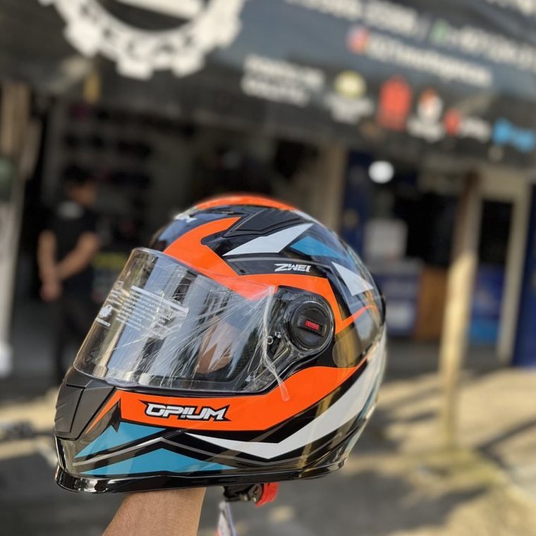 Capacete Opium Laranja/Azul, cor Preto/Laranja/Azul, linha Opium — 021 Moto Peças Vargem Pequena RJ