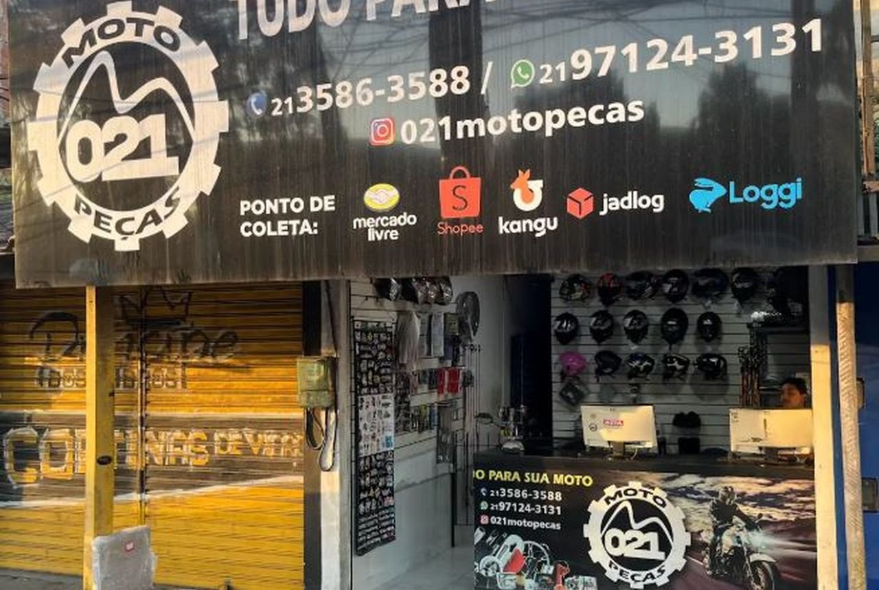 Fachada da loja 021 Moto Peças na Estrada dos Bandeirantes, Vargem Pequena, Rio de Janeiro